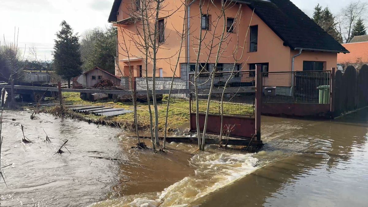 V obci na Jihlavsku evakuovali lidi kvůli podemleté hrázi. 300 tun kamene ji stabilizovalo